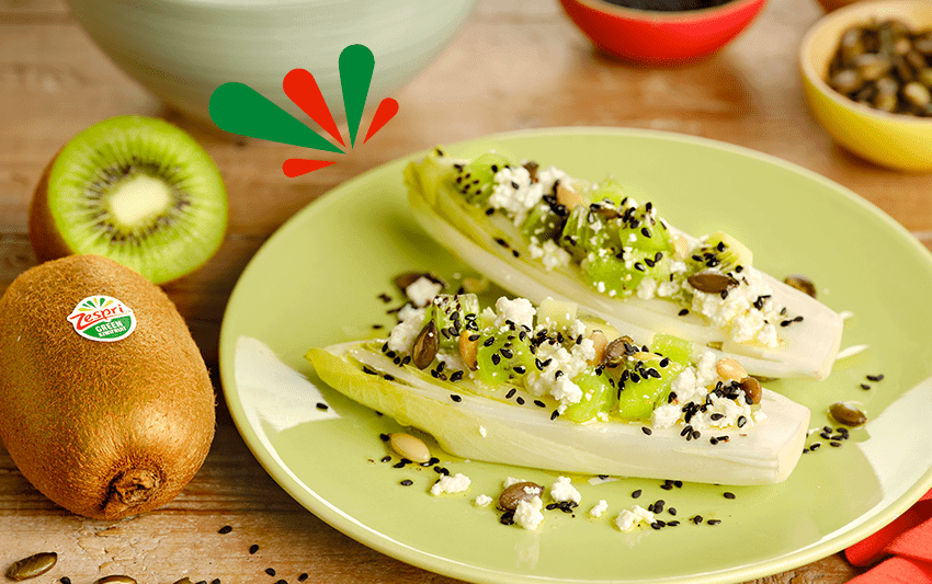 Barquitas de endivia con kiwi Zespri™ Green y queso fresco